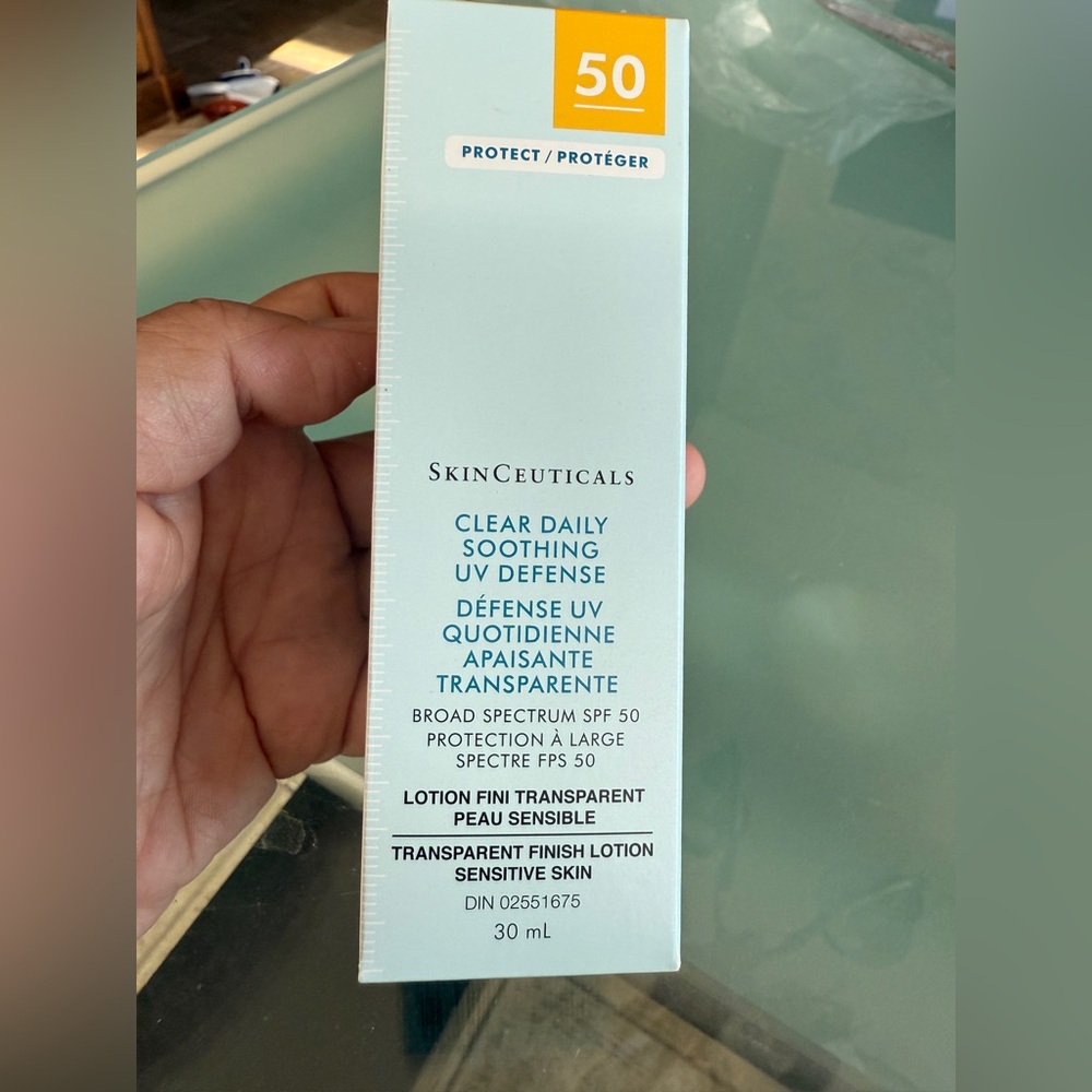 SkinCeuticals Soothing UV Defense SPF 50 - White and Blue